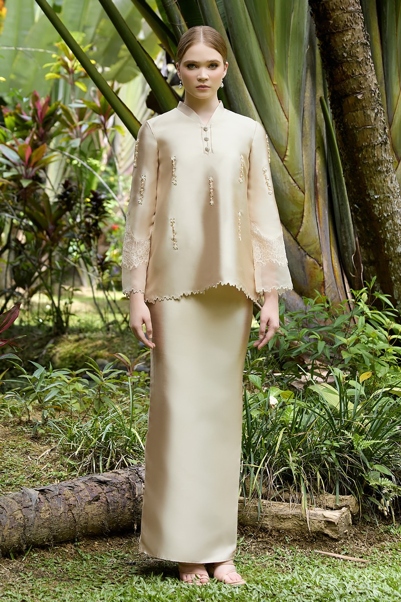 YURINNA KURUNG IN  CHAMPAGNE