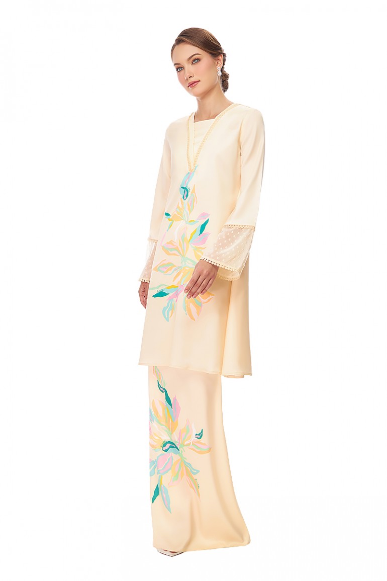 CLARINA KURUNG IN SAND