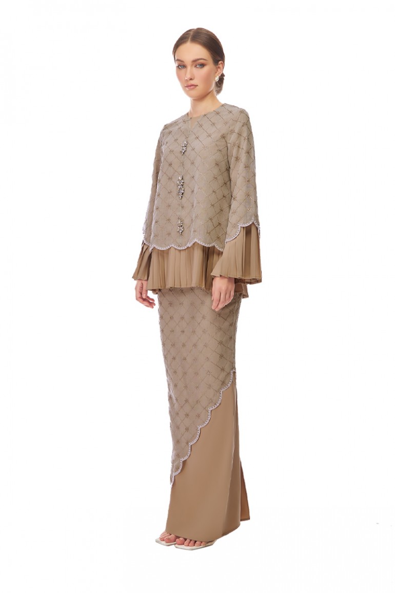 FELORA KURUNG IN HAZELNUT