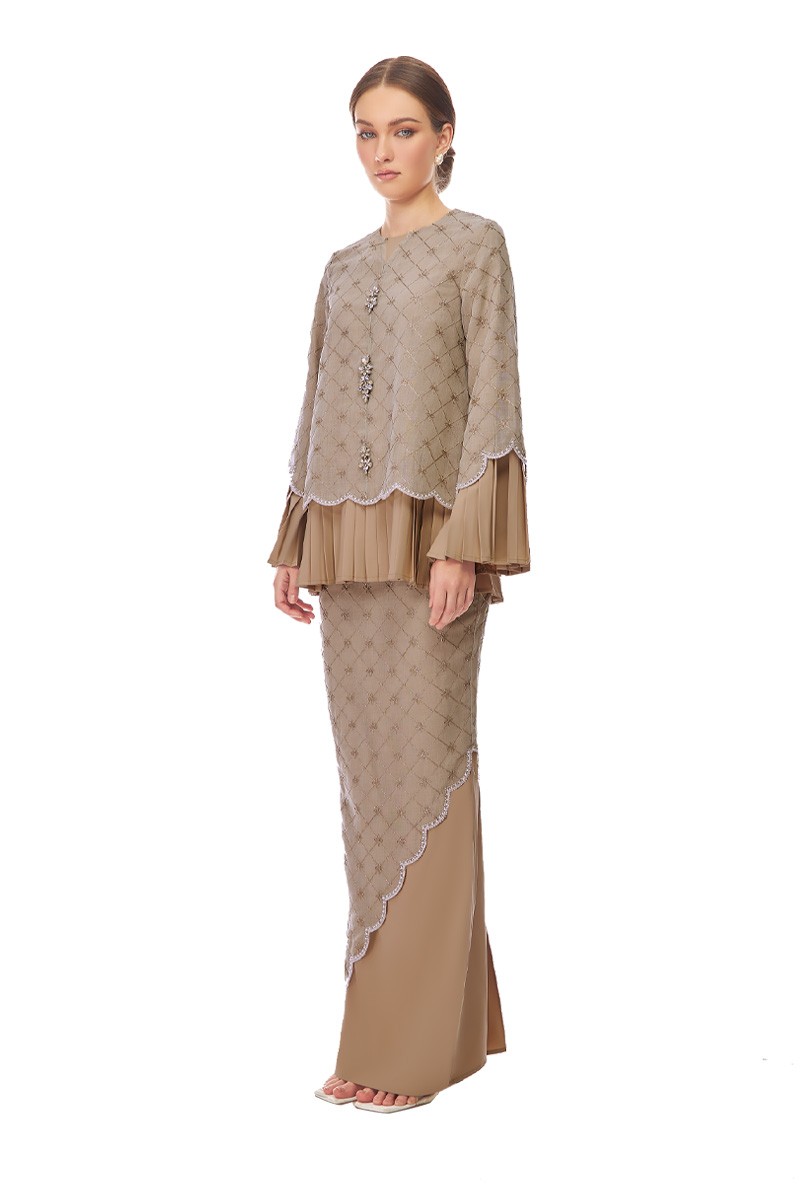 FELORA KURUNG IN HAZELNUT