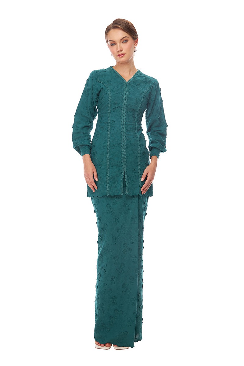 NIESHA KURUNG IN EMERALD GREEN