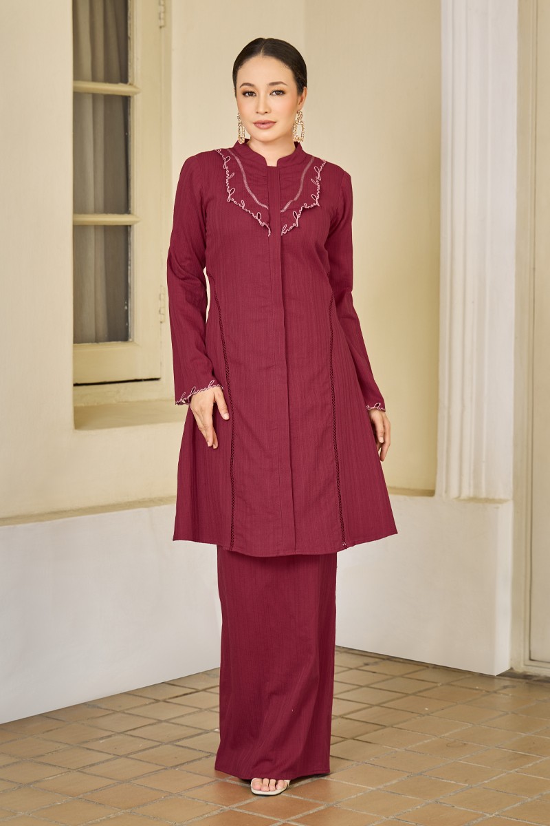 MAURA KURUNG IN MAROON