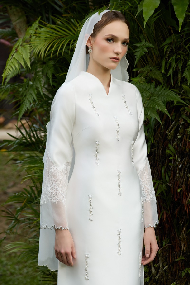 ROSSALINE VEIL SHAWL IN OFF WHITE